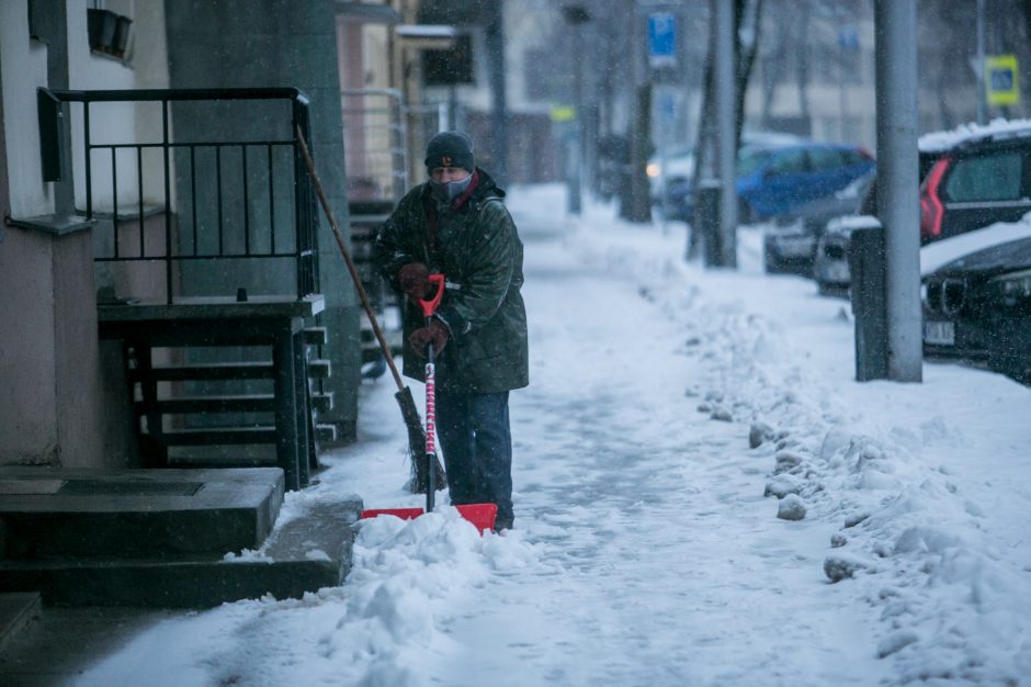 Kauną nuklojo baltas sniego patalas, vairavimo sąlygos – sudėtingos