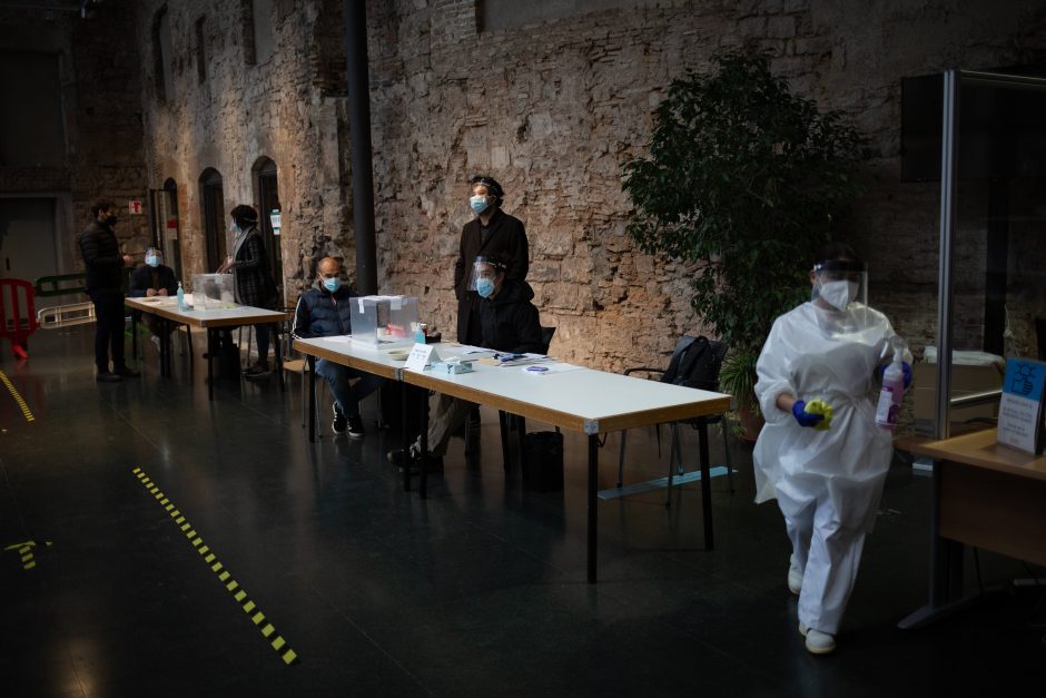Siaučiant pandemijai, Katalonijoje vyksta svarbūs rinkimai