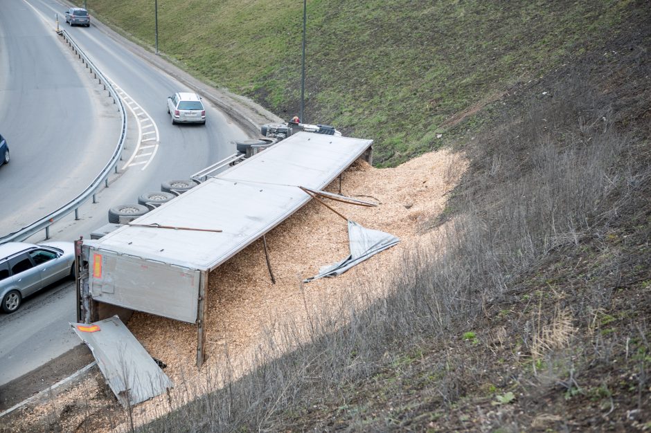 Ties Amalių pervaža – vėl avarija: apvirto vilkikas, išbiro krovinys