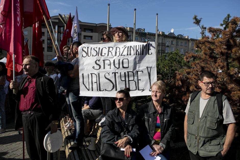 Mitinguotojai užtvėrė išėjimus iš Seimo, neišleidžia politikų