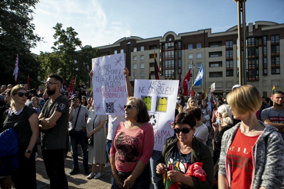 Mitinguotojai užtvėrė išėjimus iš Seimo, neišleidžia politikų