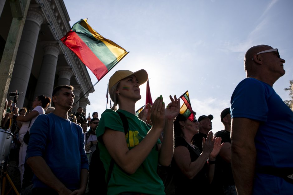 Mitinguotojai užtvėrė išėjimus iš Seimo, neišleidžia politikų