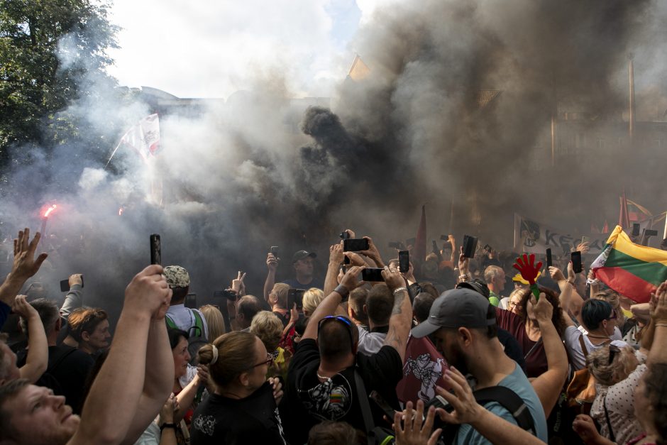 Mitinguotojai užtvėrė išėjimus iš Seimo, neišleidžia politikų