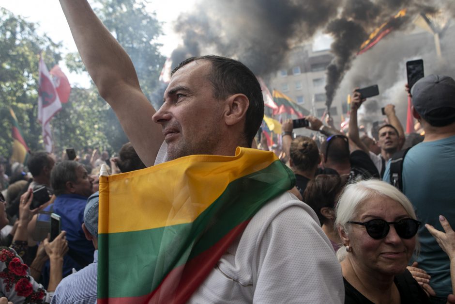 Mitinguotojai užtvėrė išėjimus iš Seimo, neišleidžia politikų