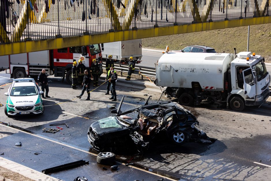 Baisi avarija Vilniuje: susidūrė trys transporto priemonės, žuvo prispaustas BMW vairuotojas