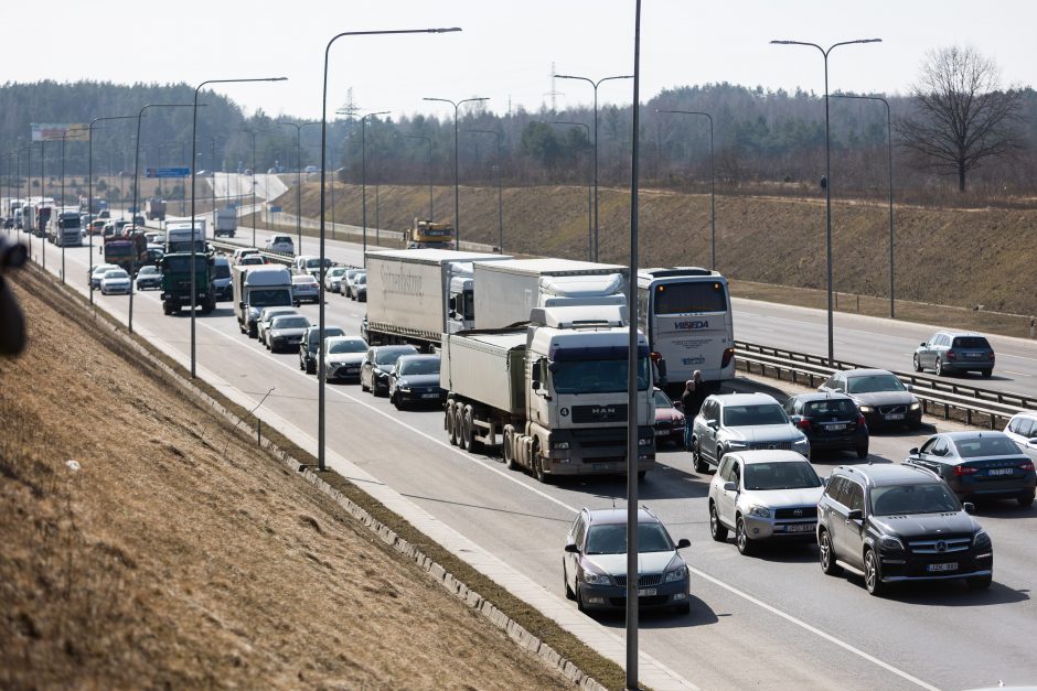 Baisi avarija Vilniuje: susidūrė trys transporto priemonės, žuvo prispaustas BMW vairuotojas