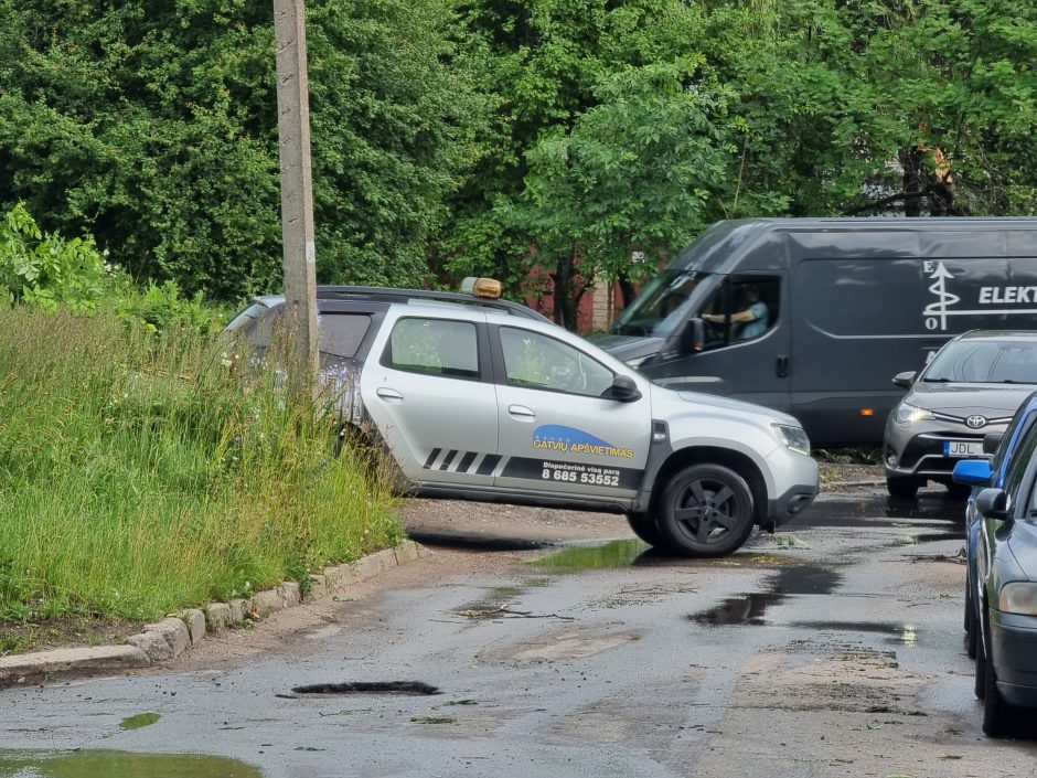 Kontrastai Kaune: vienur – svilinanti kaitra, kitur – skęstančios gatvės ir lūžtantys medžiai