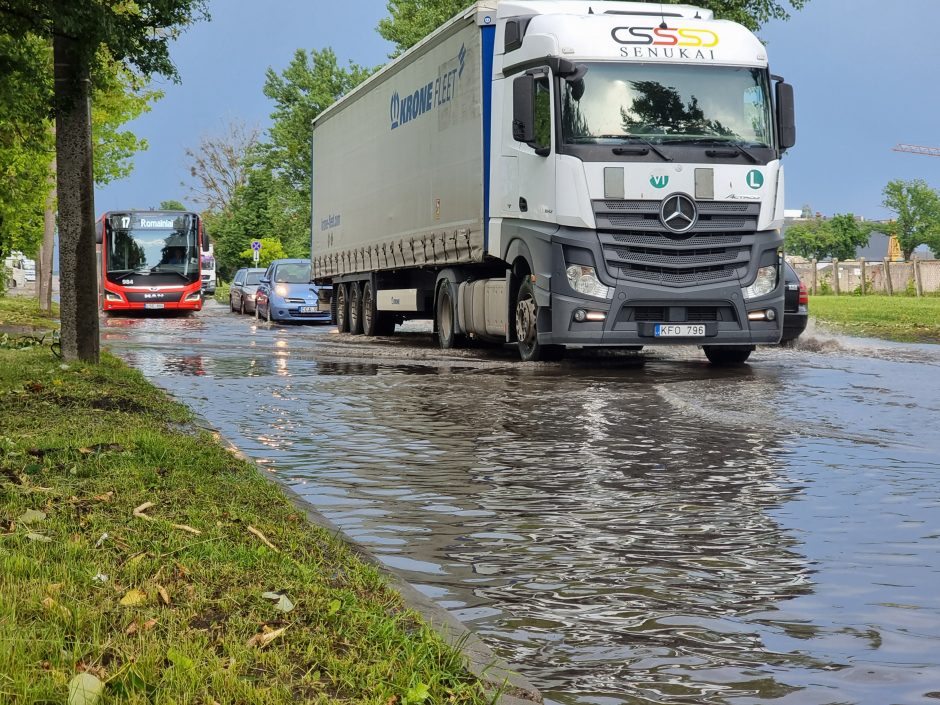 Kontrastai Kaune: vienur – svilinanti kaitra, kitur – skęstančios gatvės ir lūžtantys medžiai