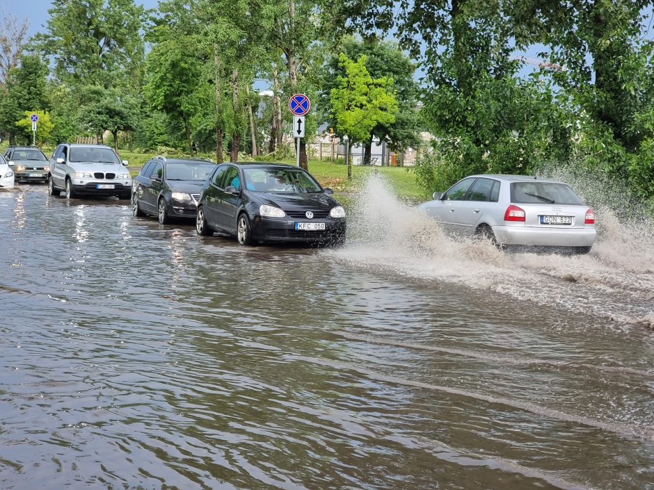 Kontrastai Kaune: vienur – svilinanti kaitra, kitur – skęstančios gatvės ir lūžtantys medžiai