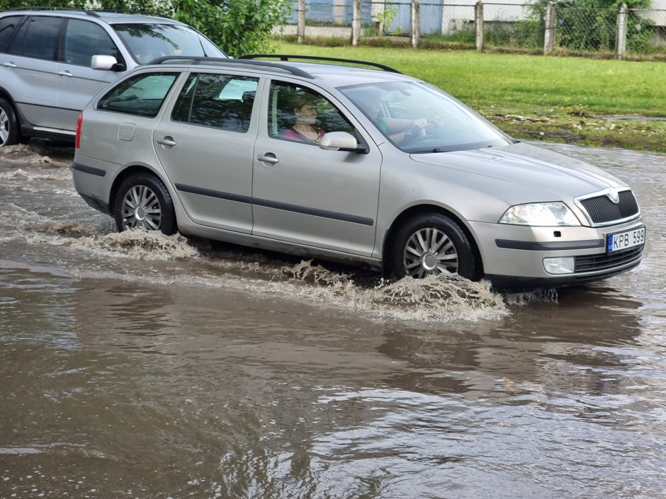 Kontrastai Kaune: vienur – svilinanti kaitra, kitur – skęstančios gatvės ir lūžtantys medžiai