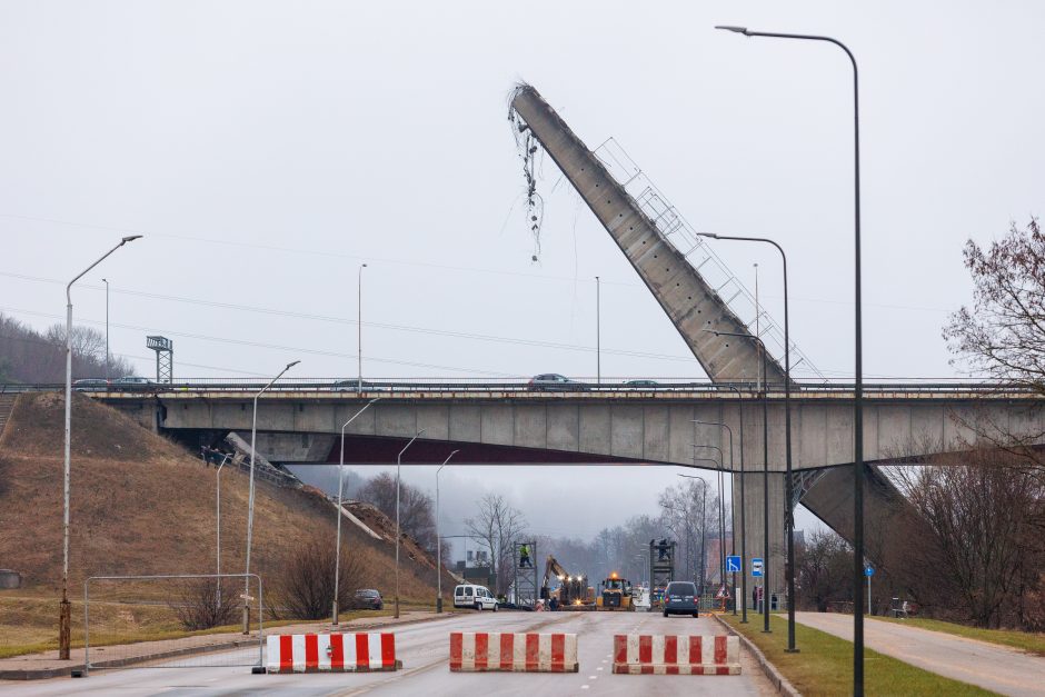 Naujausia informacija po tilto konstrukcijos griūties: uždaryta Panerių gatvė 