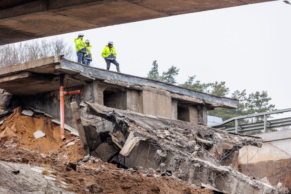 Naujausia informacija po tilto konstrukcijos griūties: uždaryta Panerių gatvė 