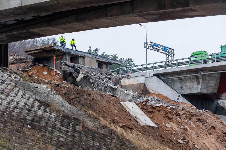 Naujausia informacija po tilto konstrukcijos griūties: uždaryta Panerių gatvė 