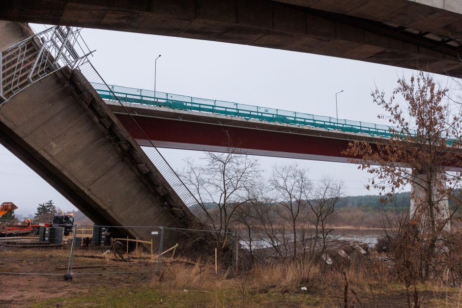 Naujausia informacija po tilto konstrukcijos griūties: uždaryta Panerių gatvė 