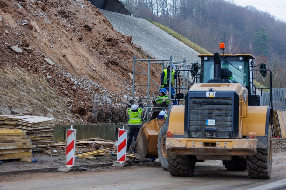 Naujausia informacija po tilto konstrukcijos griūties: uždaryta Panerių gatvė 