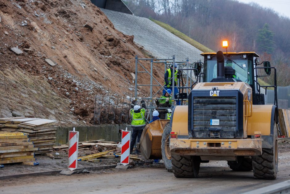 Naujausia informacija po tilto konstrukcijos griūties: uždaryta Panerių gatvė 