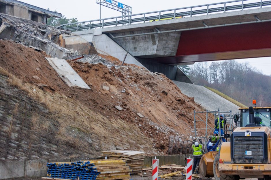 Naujausia informacija po tilto konstrukcijos griūties: uždaryta Panerių gatvė 