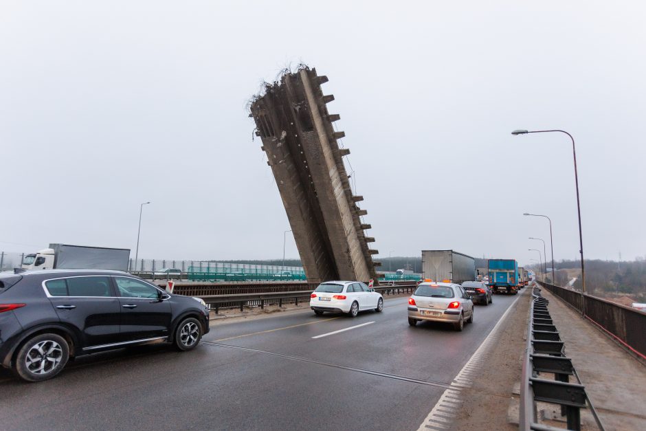 Naujausia informacija po tilto konstrukcijos griūties: uždaryta Panerių gatvė 