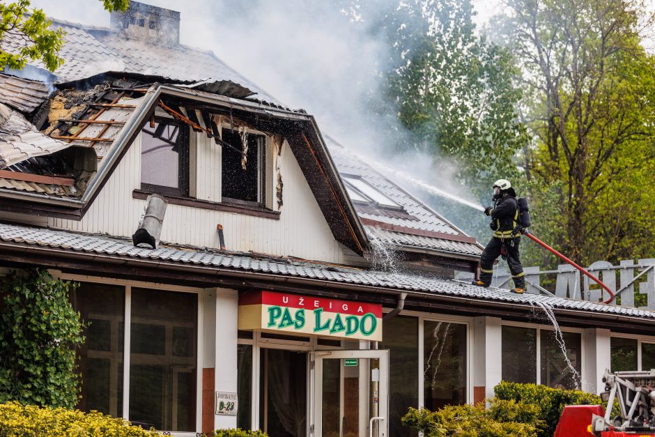 Gaisras „Pas Lado“ pakvipo kriminalu: ką ten veikė 80 proc. kūno apdegęs rusas, aiškinasi policija