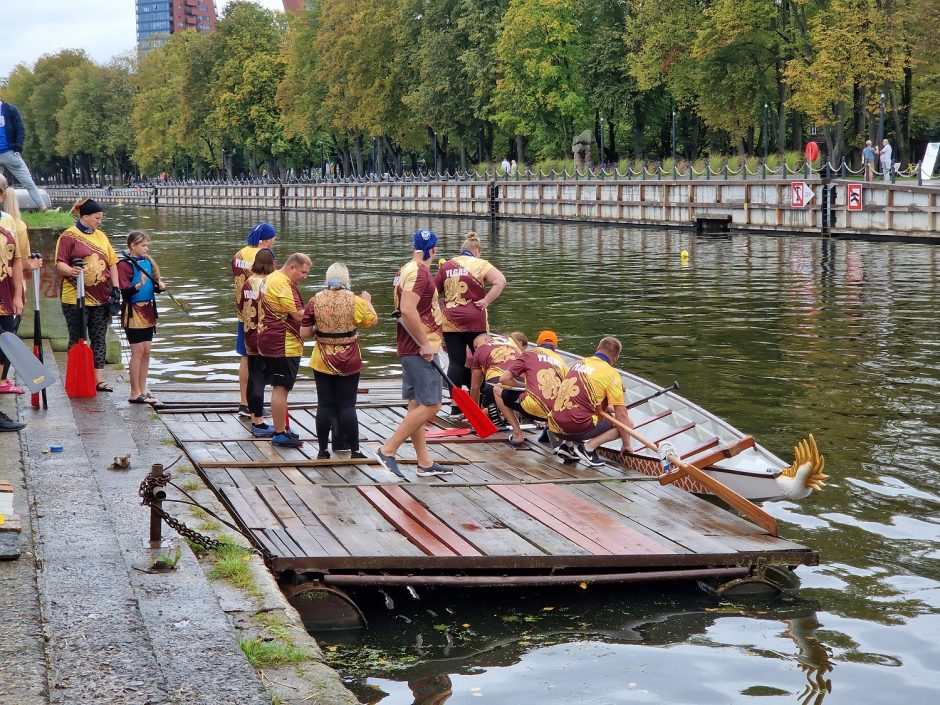 Jūros dieną plaukė drakono valtimis