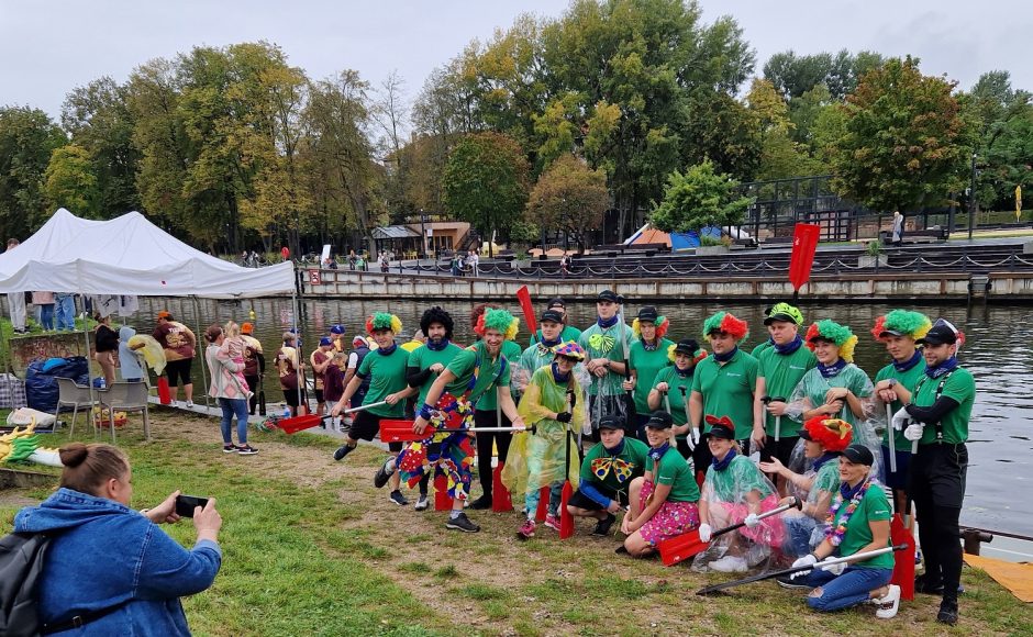 Jūros dieną plaukė drakono valtimis