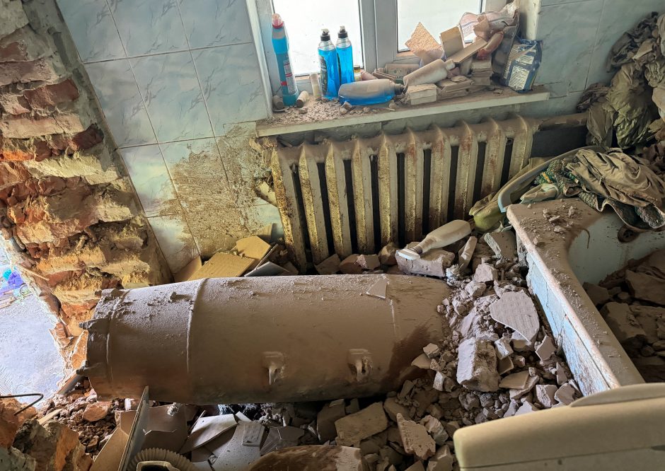 Valdoma aviacinė bomba pataikė į civilinę įmonę Charkive, yra aukų