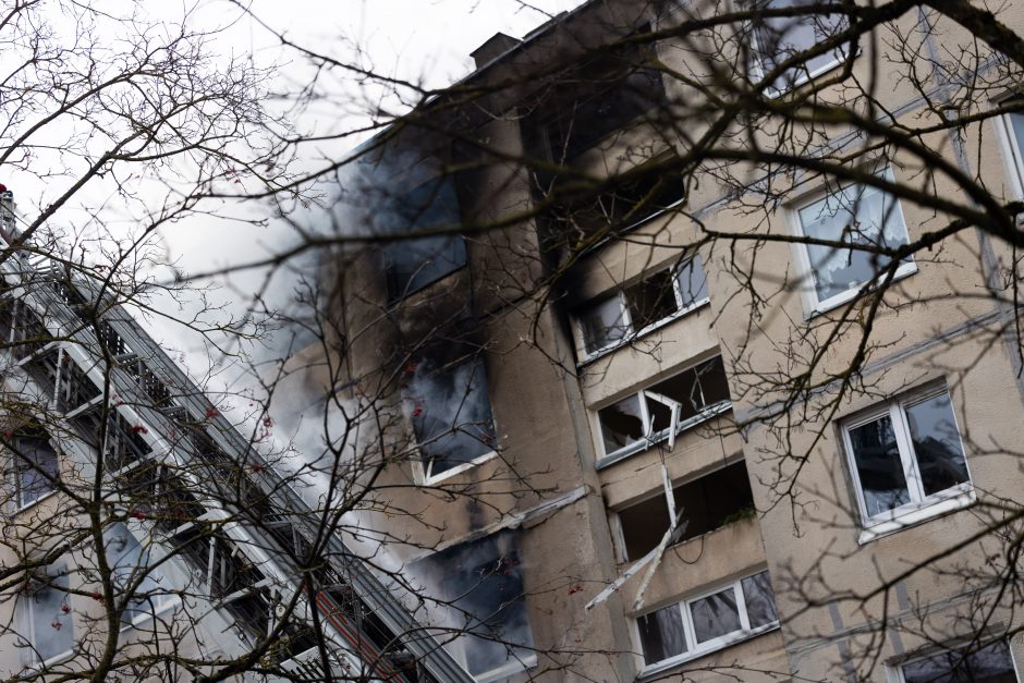 Siaubingas gaisras Viršuliškėse: griuvo užsidegusių butų perdanga, keturi žmonės – ligoninėje