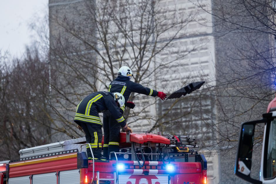 Moters gelbėjimo operacija Kauno daugiabutyje: sulėkė visos tarnybos, aukštalipiai