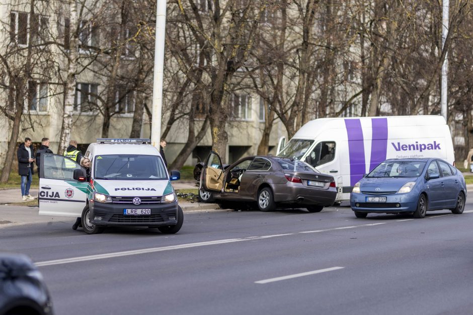 Vilniuje – žiauri prieš eismą važiavusio BMW kaktomuša su mikroautobusu: sužaloti du žmonės