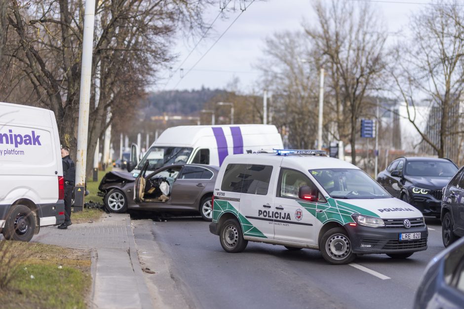 Vilniuje – žiauri prieš eismą važiavusio BMW kaktomuša su mikroautobusu: sužaloti du žmonės