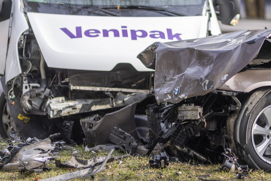 Vilniuje – žiauri prieš eismą važiavusio BMW kaktomuša su mikroautobusu: sužaloti du žmonės