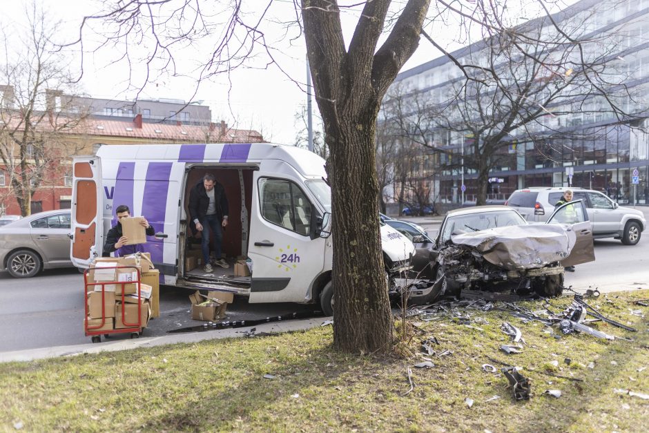 Vilniuje – žiauri prieš eismą važiavusio BMW kaktomuša su mikroautobusu: sužaloti du žmonės