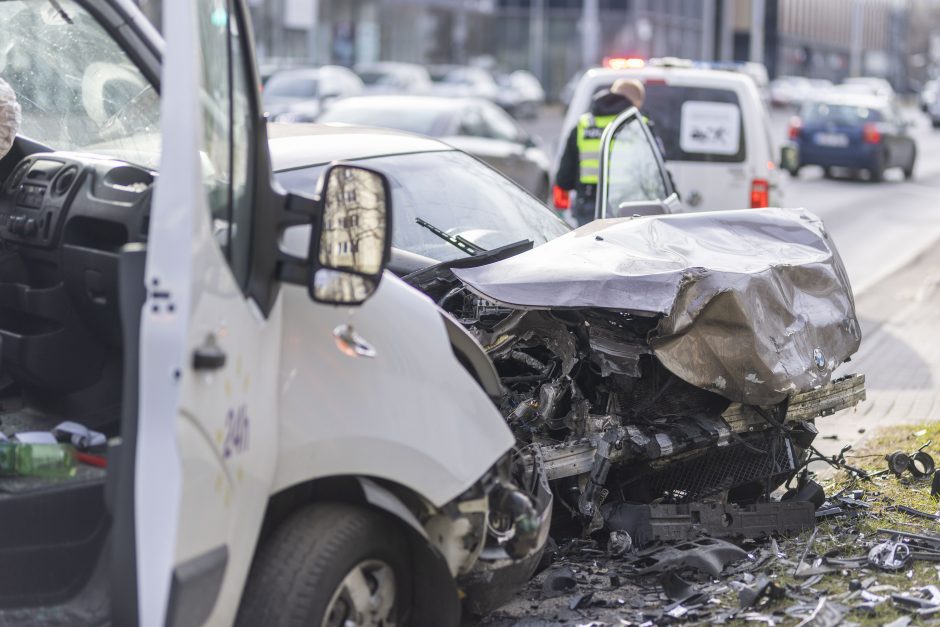 Vilniuje – žiauri prieš eismą važiavusio BMW kaktomuša su mikroautobusu: sužaloti du žmonės