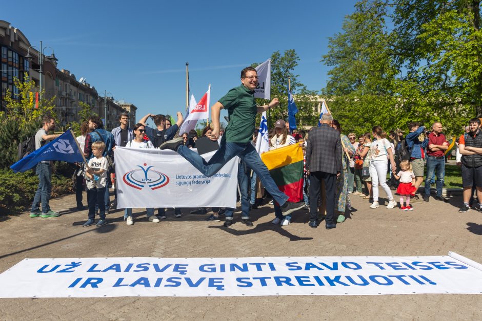 Profsąjungų atstovai surengė eitynes ir mitingą: „Atriškit rankas ginti savo teises“