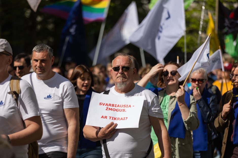 Profsąjungų atstovai surengė eitynes ir mitingą: „Atriškit rankas ginti savo teises“