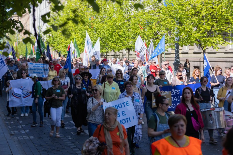 Profsąjungų atstovai surengė eitynes ir mitingą: „Atriškit rankas ginti savo teises“