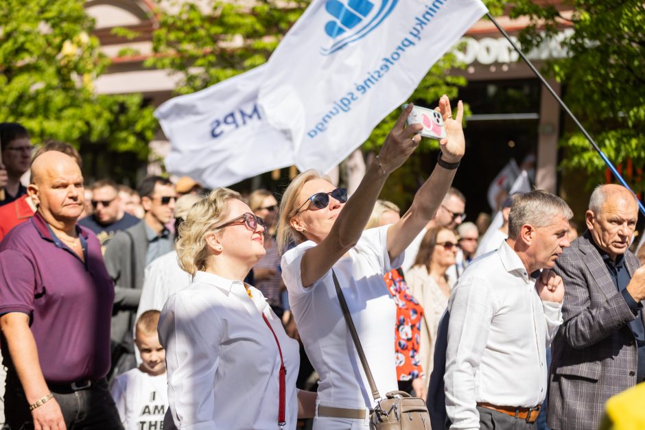 Profsąjungų atstovai surengė eitynes ir mitingą: „Atriškit rankas ginti savo teises“