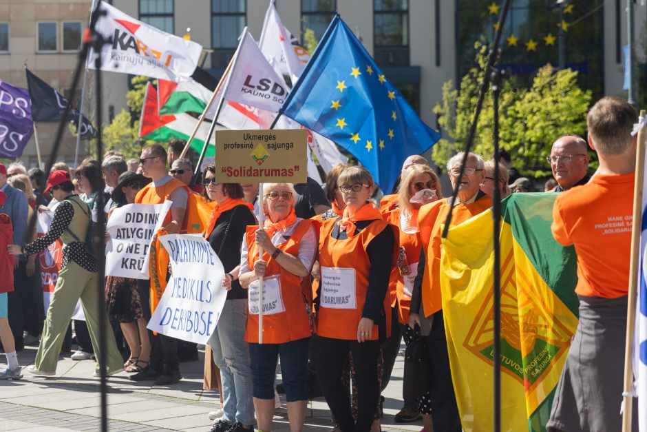 Profsąjungų atstovai surengė eitynes ir mitingą: „Atriškit rankas ginti savo teises“