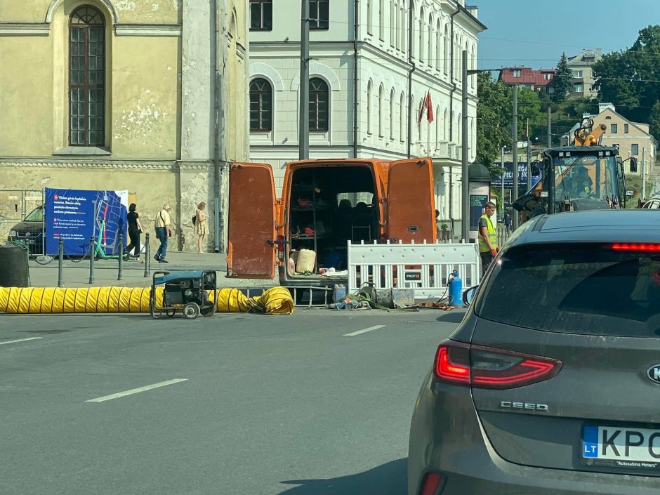 Dėl tiesiamo vamzdžio sustabdytas eismas Birštono gatve – jau atnaujintas