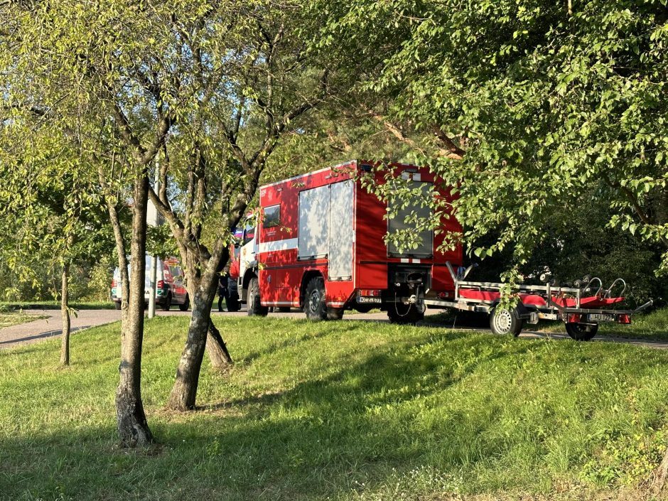 Tęsiasi vyro paieškos: Panemunės paplūdimyje dirba narai, keliamas dronas 