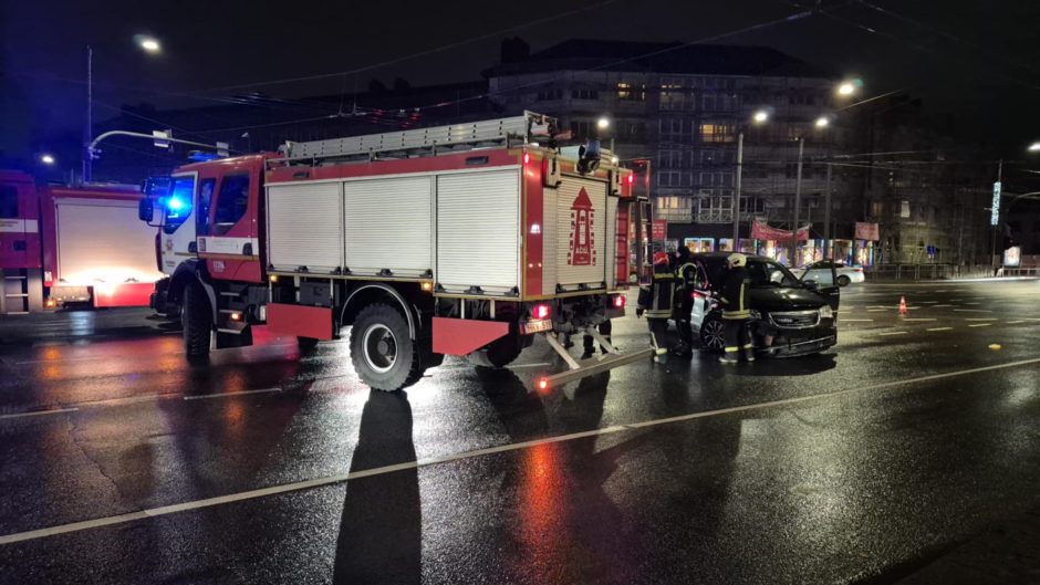 Smarki avarija „Aklųjų“ sankryžoje: viename iš suknežintų automobilių – 4-erių vaikas