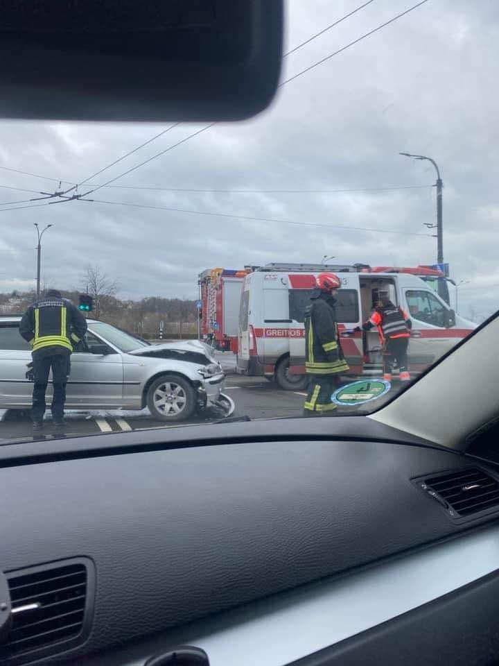 Netoli „Akropolio“ į avarijos mėsmalę pateko trys automobiliai