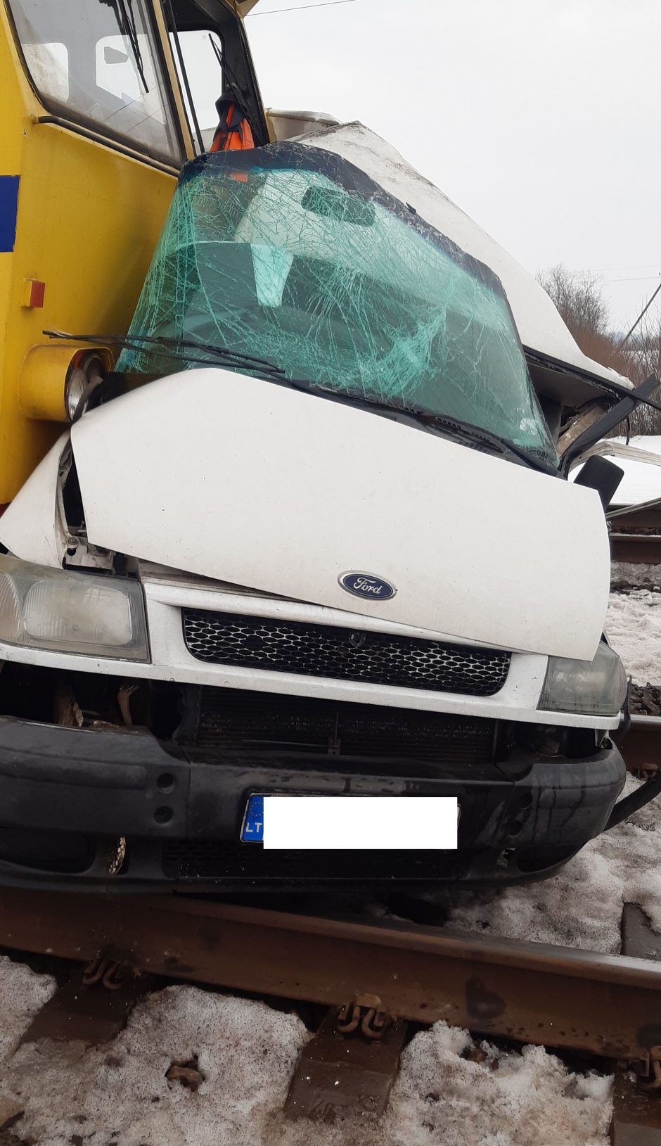 Kėdainių rajone traukinys susidūrė su mikroautobusu: gelbėtojai vadavo prispaustą žmogų