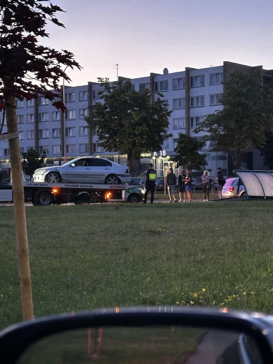 Naktį BMW taranavo autobusų stotelę: vairuotojas – neblaivus