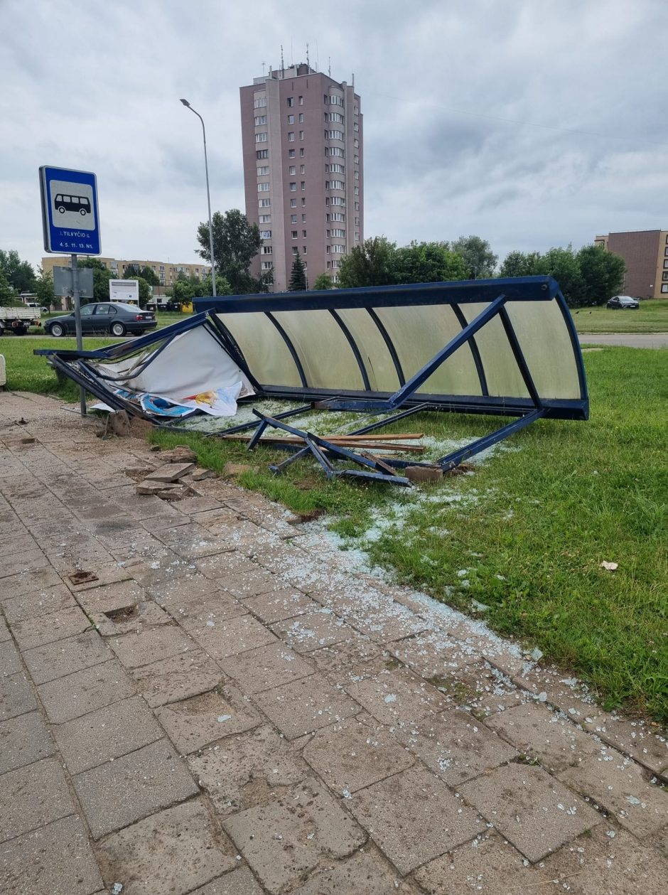 Naktį BMW taranavo autobusų stotelę: vairuotojas – neblaivus