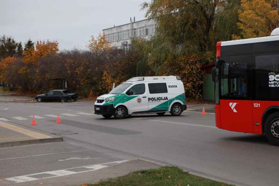 Siaubas Elektrėnų gatvėje: BMW vairuotojas rėžėsi į stotelę – sužeisti trys žmonės