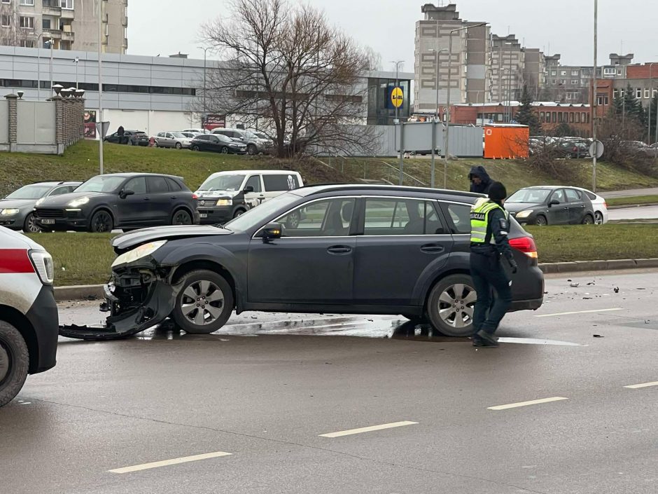 Penktadieninį eismą sutrikdė avarija Žemaičių plente