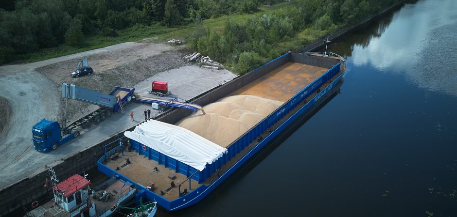 Naujas logistikos kelias: grūdai Nemunu pasiekė Klaipėdą