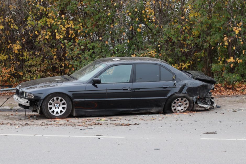 Siaubas Elektrėnų gatvėje: BMW vairuotojas rėžėsi į stotelę – sužeisti trys žmonės