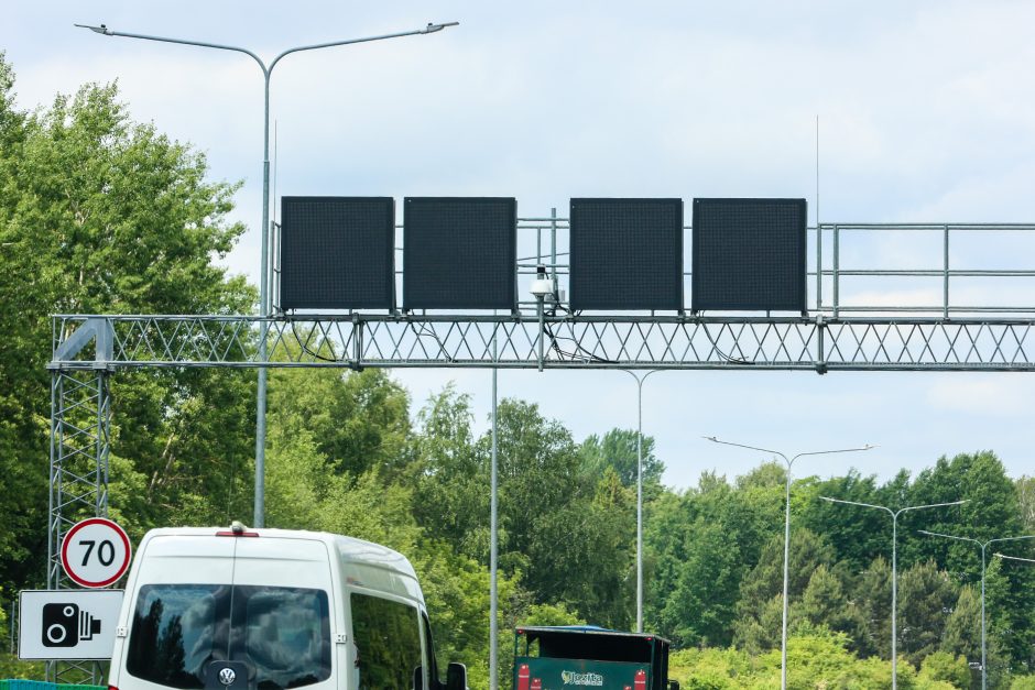 Nuo Kauno link Vilniaus – didžiulė spūstis: automobiliai vos juda